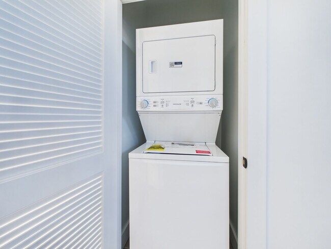 Building Photo - 907 Bainbridge St