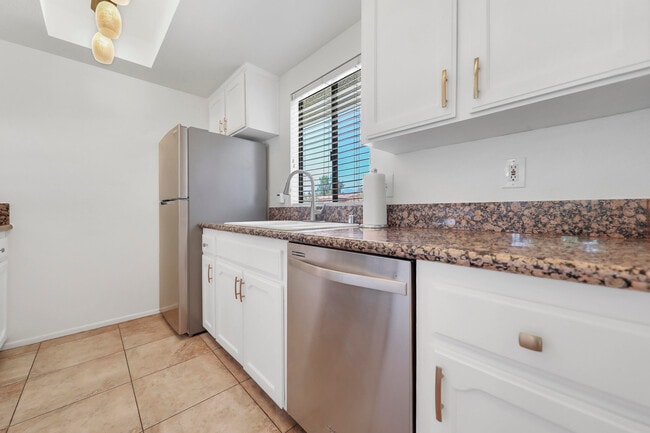 Building Photo - 40492 Bay Hill Way