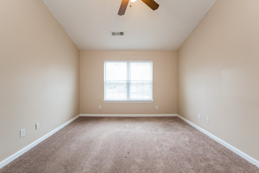 Building Photo - 400 Crested View Dr