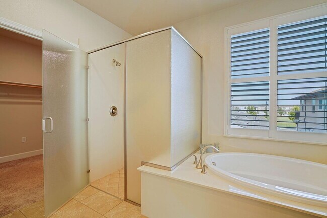 Building Photo - Cannery living!