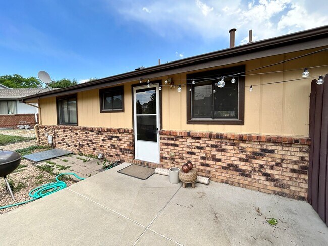 Building Photo - Recently Remodeled 2Bd/2Ba with Attached G...