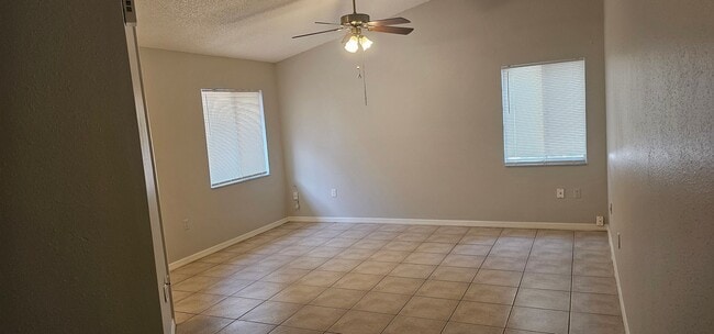 Building Photo - NEWLY REMODELED!  2 BED / 1 BATH / 1 CAR GARAGE (CASSELBERRY)