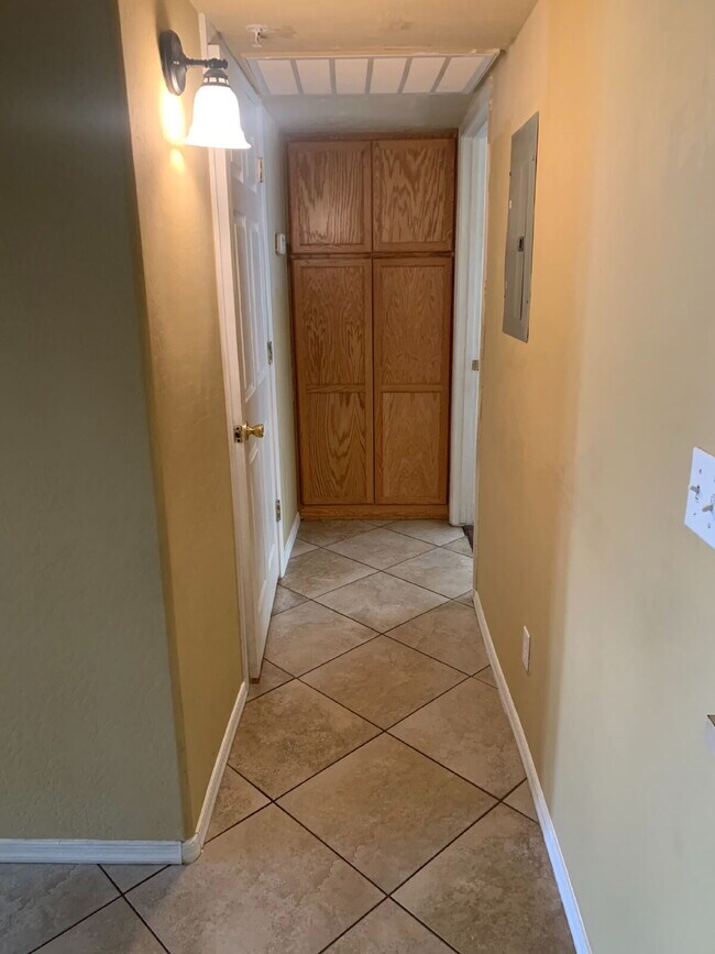 Building Photo - "Charming 2-Bed, 2-Bath Gem in Prime Phoenix Location with 900 Sq Ft of Comfort!"