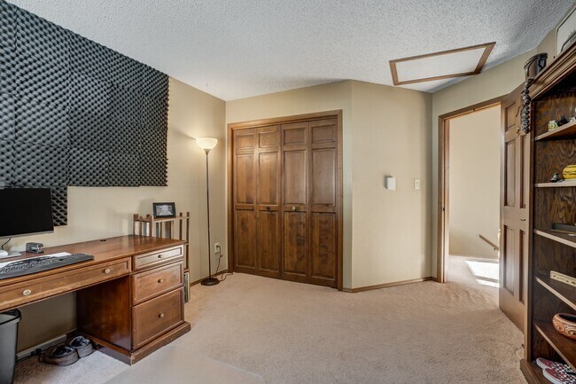 Building Photo - Stunning two-story home in Woodland Park