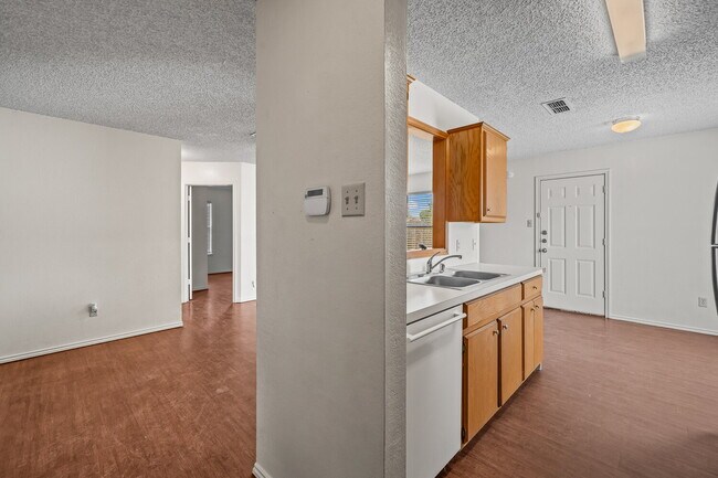 Building Photo - Half off first full months rent/Convenient to SPC/Tech and Med Community