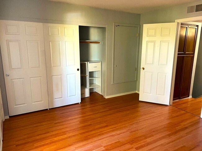 Building Photo - AFFORDABLE TOWNHOME IN TEMPE!!