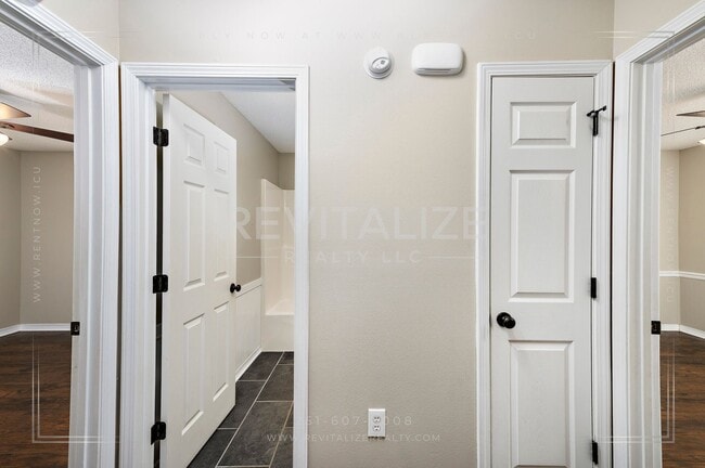 Building Photo - Gorgeous 3 Bed 2 Bath Brick Cottage on Corner Lot