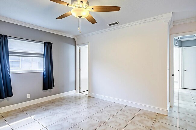 Building Photo - 3929 Kenas St