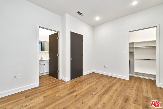 Building Photo - 14550 Burbank Blvd