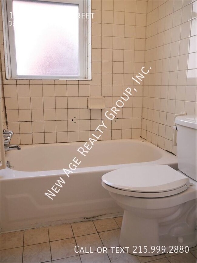 Building Photo - Spacious 3 bedroom, 1 bathroom house locat...