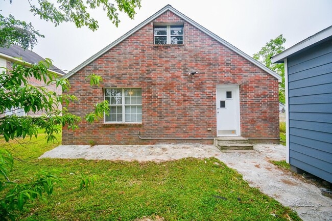 Building Photo - 14631 Renault St