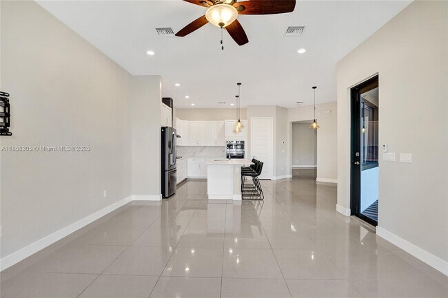 Building Photo - 10590 Mira Vista Dr
