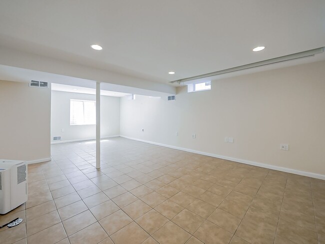 Building Photo - Spacious 3BR Home with Expansive 1-Acre Lot!