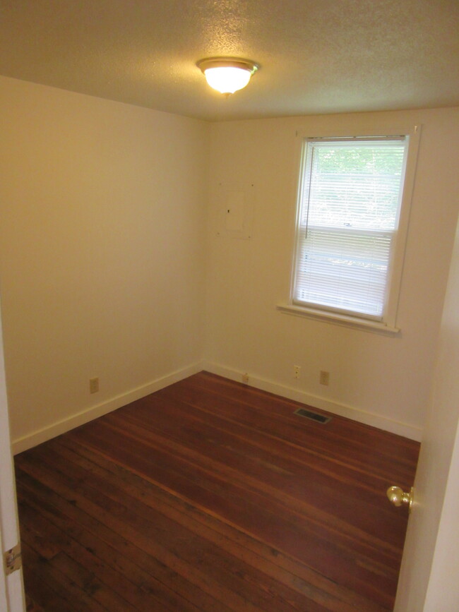 first floor bedroom - 306 W Maple St