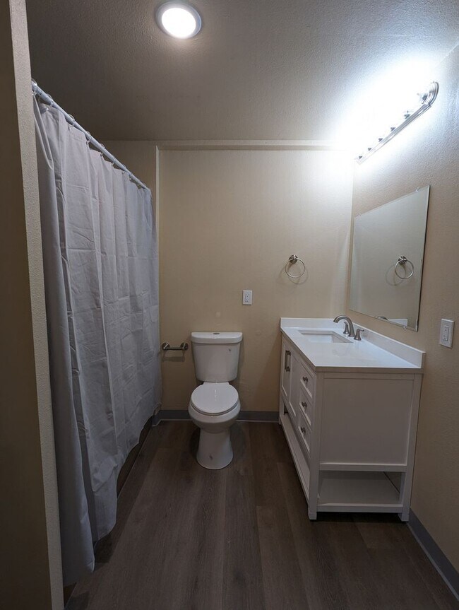 Building Photo - Charming 1 Bedroom Apartment w/ Deck Overl...