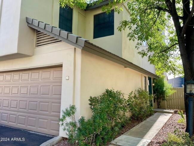 Building Photo - 1124 E Rose Ln