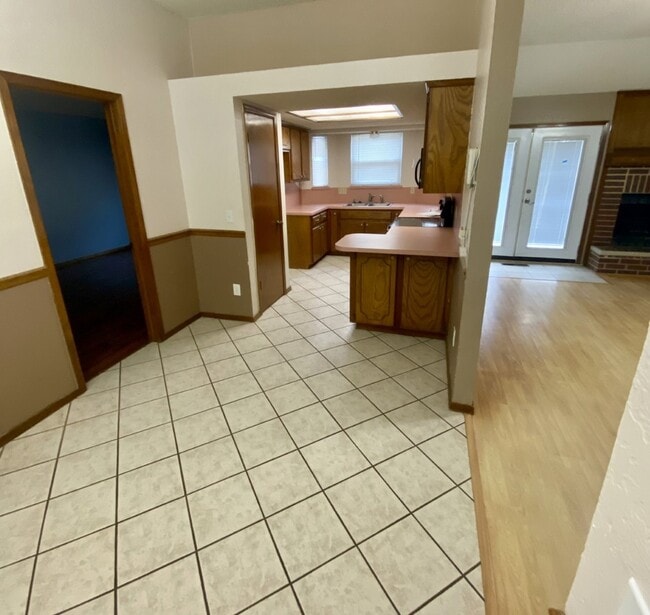 Building Photo - Storm Shelter! 3 bed 2 bath 2 car garage h...