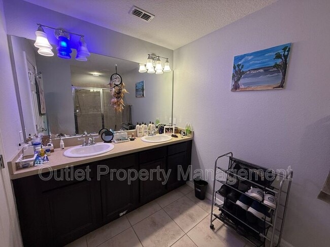 Building Photo - 726 Artisan St