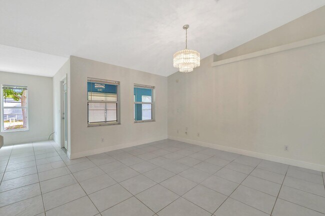 Building Photo - 189 SE Floresta Dr