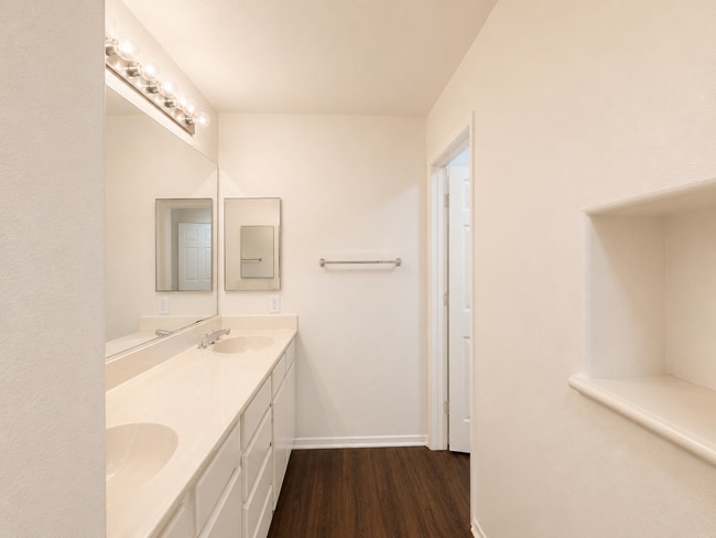 Building Photo - Newly Updated 3 Bedroom Condo in Gated Community in Murrieta