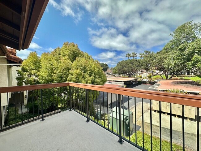 Building Photo - Indulge in coastal living in this beautiful 2bd 1ba Condo located in La Jolla area close to UCSD!