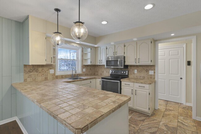 Building Photo - 2844 Wildwood Rd