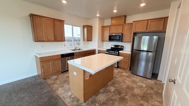 Building Photo - 5 Bed/ 2 Bath AVAILABLE NOW!