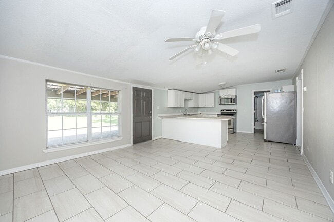 Building Photo - Charming 4-Bedroom, 2-Bath Home in a Prime Location