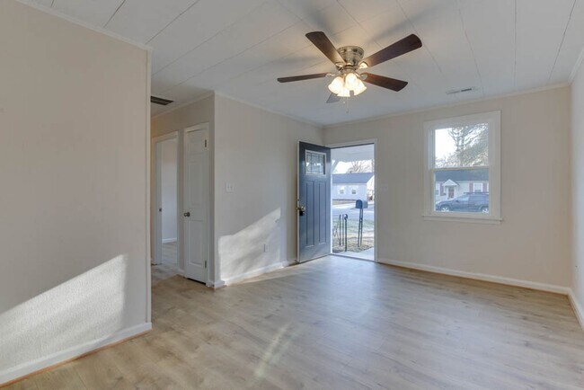 Building Photo - Charming Renovated Home with Modern Upgrades and Spacious Yard!