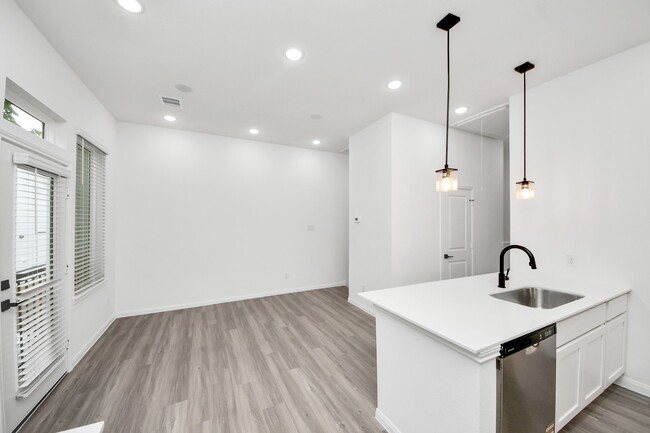 Building Photo - 5103 Mallow St