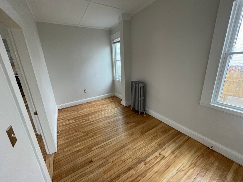 Second bedroom/home office (w/ walk-in closet). - 18 North St