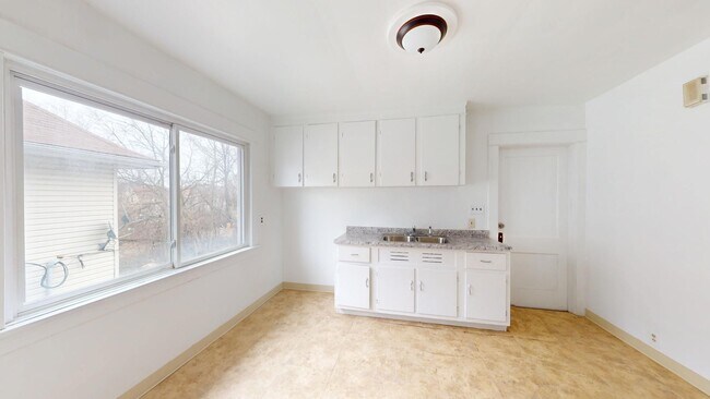 Building Photo - 2 bedroom/1 bath (upper unit)- 1ST MONTH FREE IF LEASE SIGNED BY 10/15