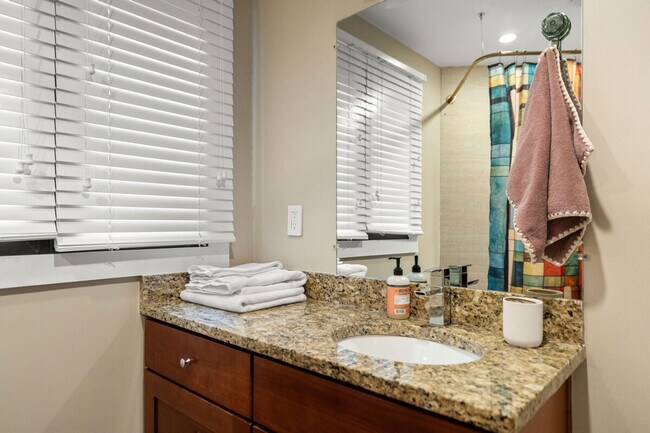 Building Photo - 2720 N Fillmore St