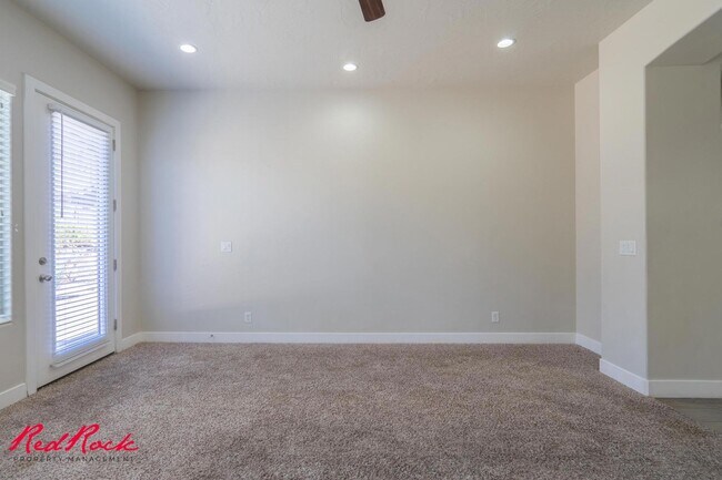 Building Photo - Pet Friendly 4 Bedroom Home! Internet Incl...
