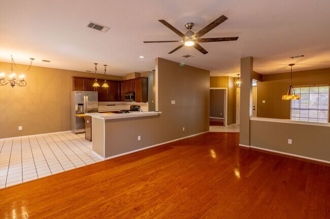 Building Photo - 4 bedroom, 2 bathroom home in South Austin!