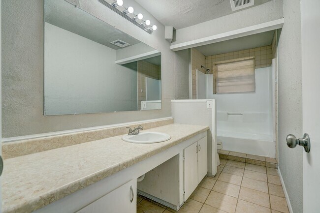Building Photo - 11701 Jeffery Rd