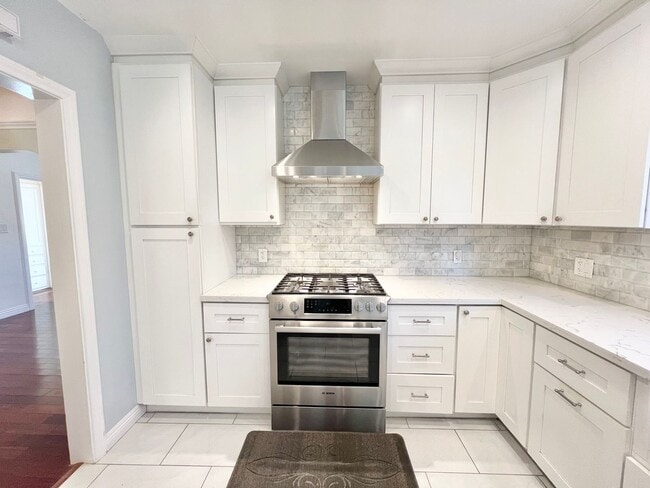 Building Photo - Charming Bixby Knolls Corner Home with Yard, Cabana, & A/C