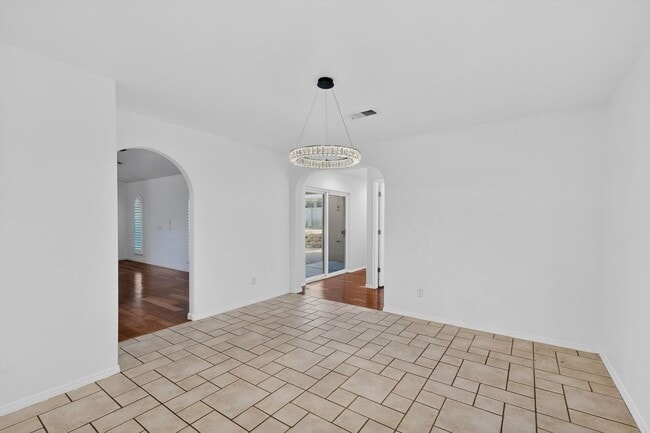 Building Photo - Executive Rental