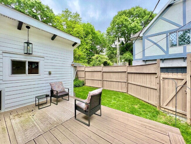 Building Photo - Picturesque 3 Bedroom House!