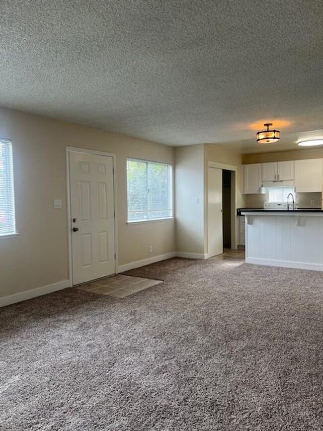 Building Photo - REMODELED 2 BED UNIT W/ GARAGE! $500 OFF FIRST MONTH'S RENT!!