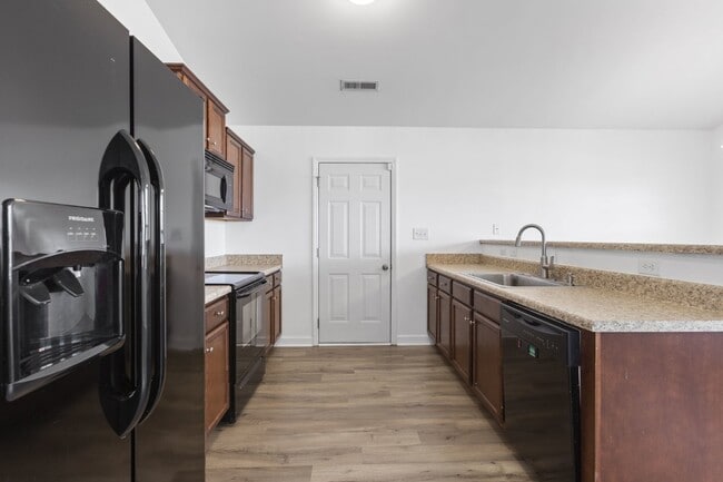 Building Photo - Bradford Estates!