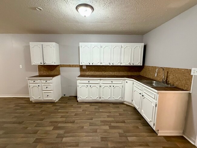 Building Photo - 724 Searcy Ave