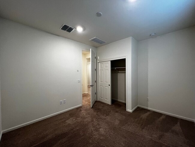 Building Photo - 4 Bedroom Home with 3-Car Garage in Gladde...