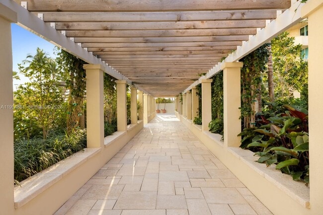 Building Photo - 300 South Pointe Dr