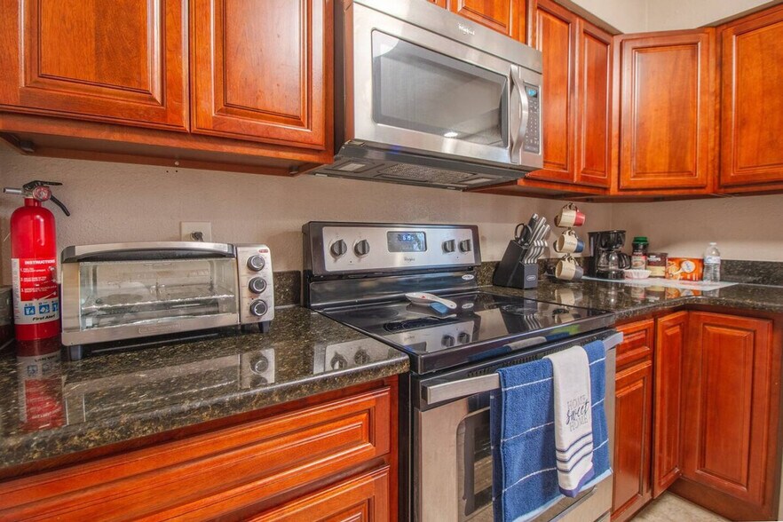 Building Photo - 1330 Catalpa Ln