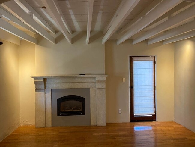Building Photo - ABSOLUTELY DARLING 2 Bedroom  1 Bath DOWNT...