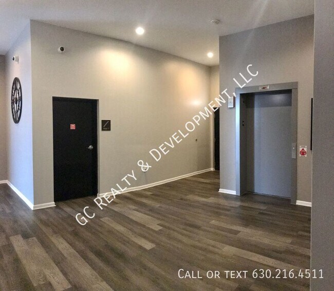 Building Photo - 2520 S Oakley Ave