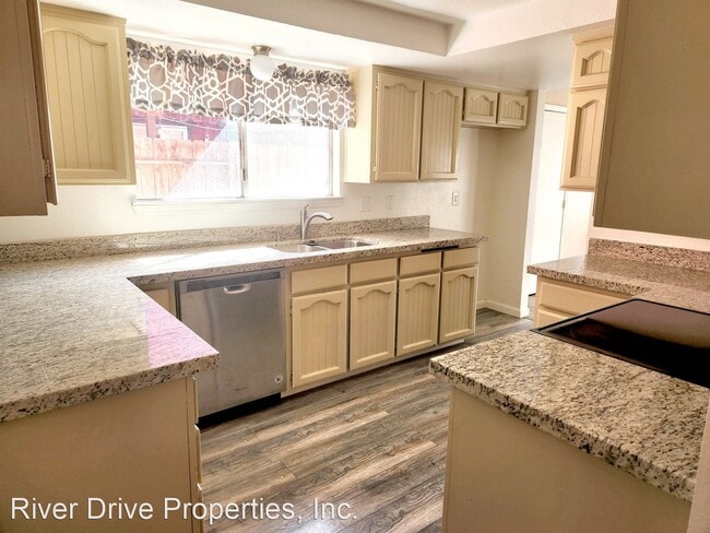 Building Photo - 2 br, 2.5 bath House - 932 E. Oakridge Avenue