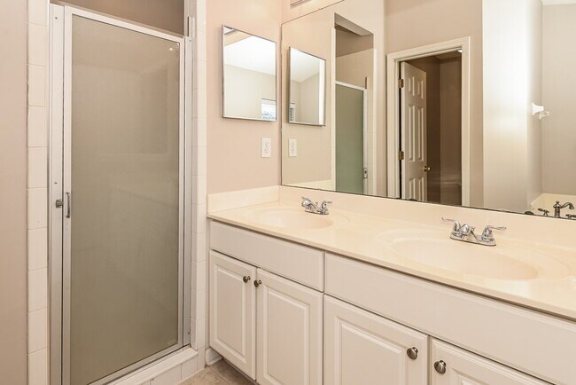 Building Photo - 2112 S Cranbrook Ave