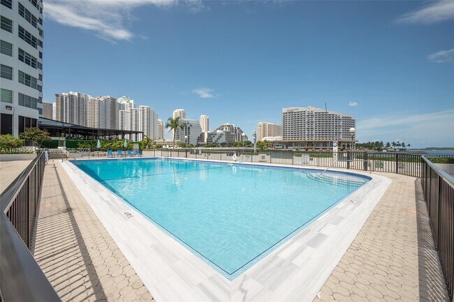 Building Photo - 801 Brickell Bay Dr